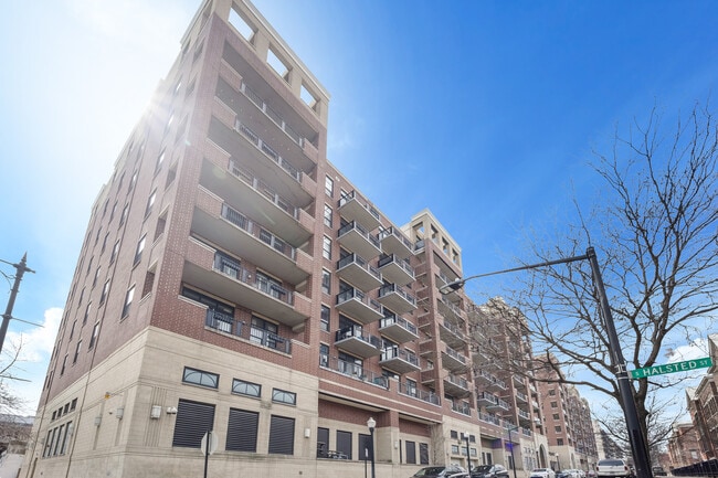 Building Photo - 811 W 15th Pl