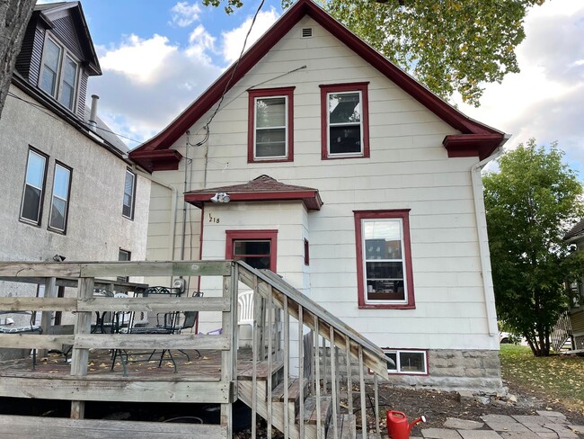 Building Photo - Spacious 3 Bedroom + Den Home Available Se...