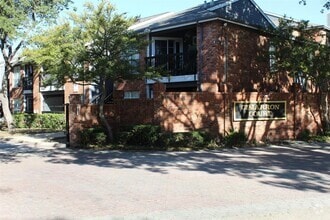 Building Photo - 18333 Roehampton Dr