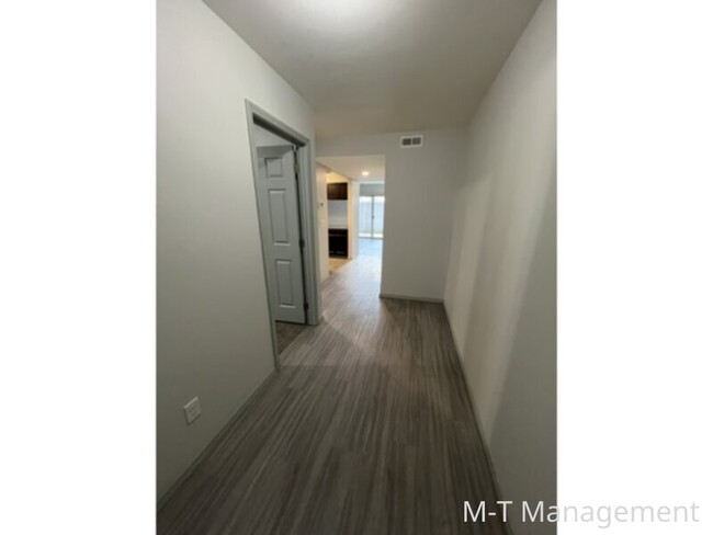 Foto del edificio - 3 br/3 bath townhouse + WD + garage in the...