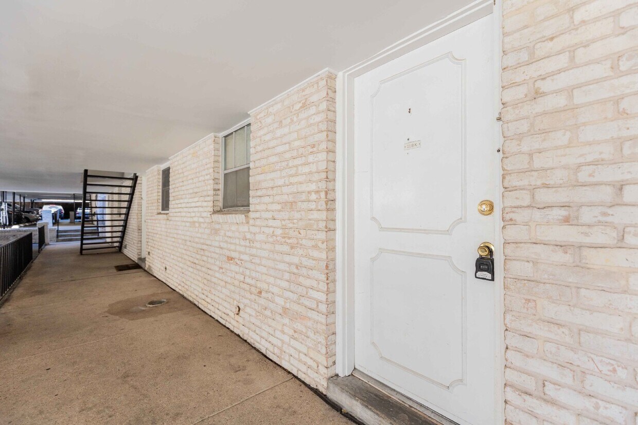 Primary Photo - 8038 Broadway #118K
