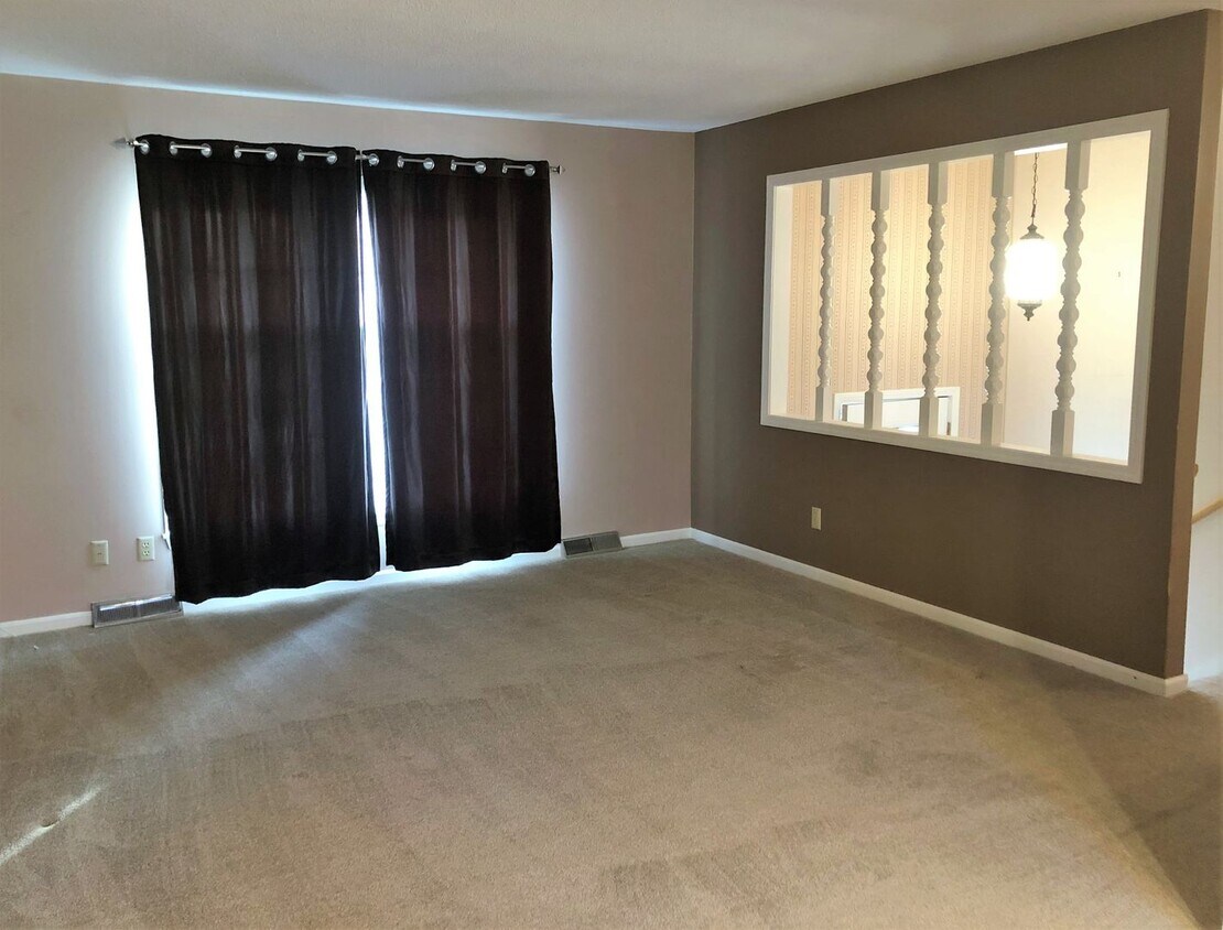 Foto principal - 4 Bed, 2 Bath House with 2-Car GARAGE!!