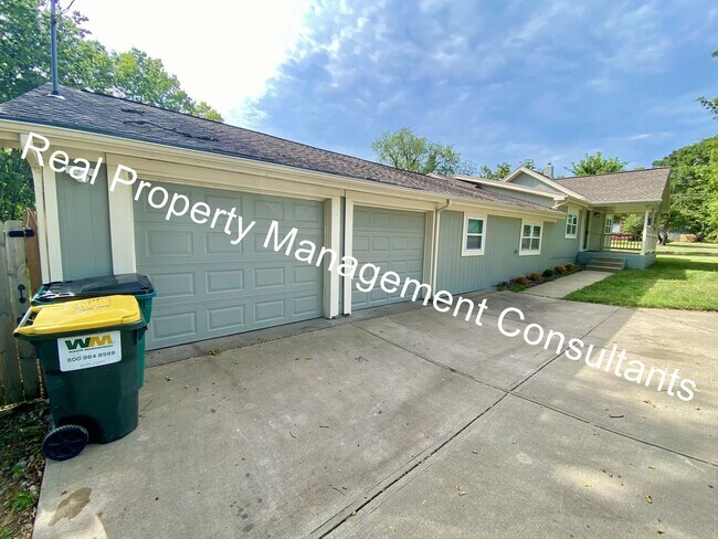 Building Photo - Charming 4 Bedroom 2 Bathroom Available Now