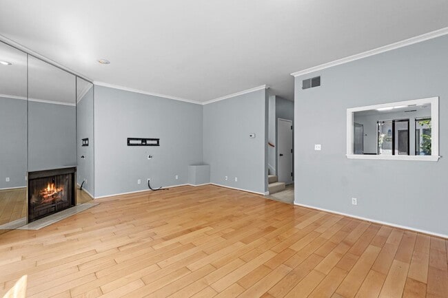 Building Photo - 833 Laurel Ave