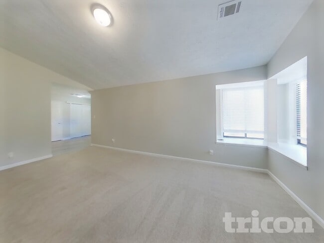 Building Photo - 718 Post Rd Ln