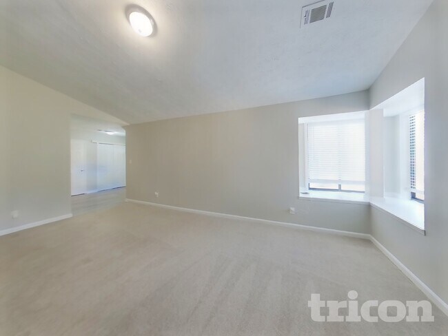 Foto del edificio - 718 Post Rd Ln