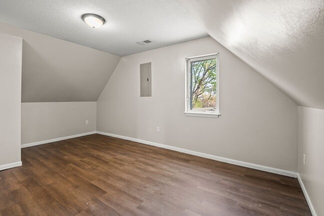 Building Photo - 121 E North St