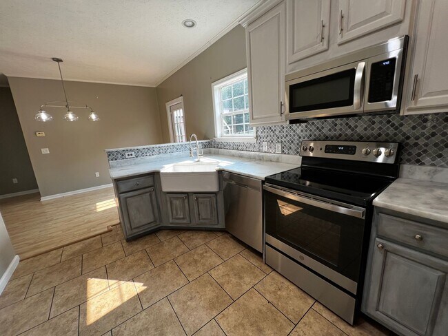 Foto del edificio - Beautiful 5-Bedroom on Quiet Street in Dil...