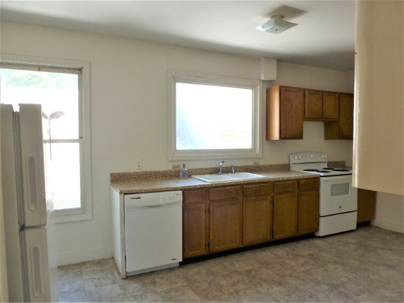 Primary Photo - 14 Hickok Pl