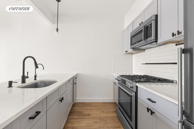 Building Photo - 27 Kossuth Pl