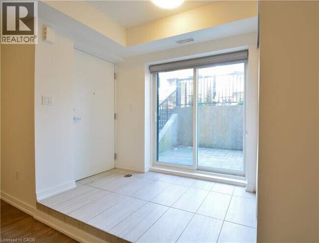 Building Photo - 10 Palace St