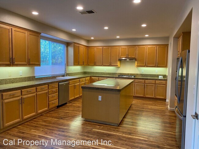 Foto del edificio - 5 br, 3.5 bath House - 361 Majestic Drive