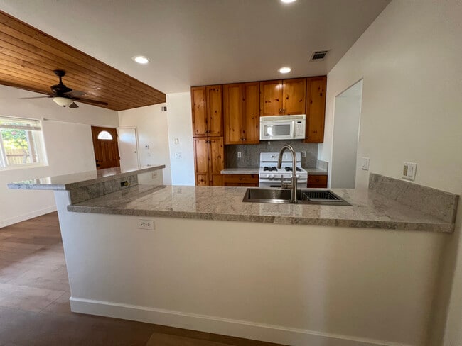 Building Photo - 8472 Golden Ridge Rd