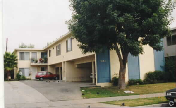 Primary Photo - Red Curb