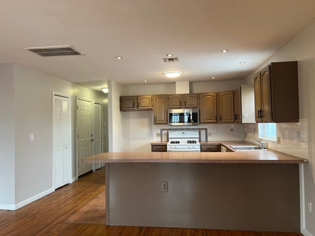 Building Photo - 33 McAdoo Ave