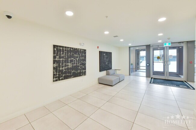 Photo du bâtiment - Stunning 2 Bed 2 Bath 893 Sqft Condo with Private Outdoor Patio for Rent in West Willoughby, Lang...