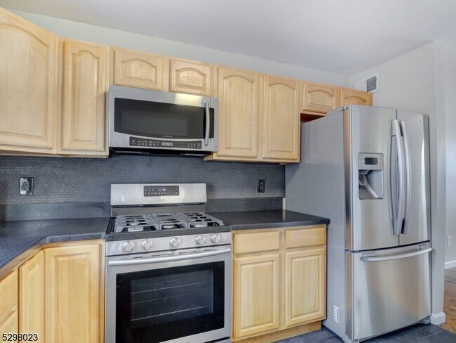 Foto del edificio - 107 Amherst St