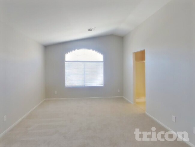 Foto del edificio - 3900 Grand Meadow St