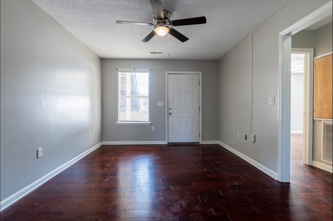 Foto del edificio - See What's to Offer at Tonyota Court! Now Pre-Leasing!