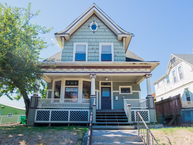 Building Photo - 2027 N Williams Ave