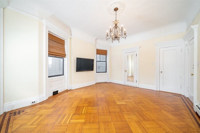 Building Photo - 927 Hudson St