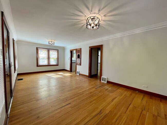 Building Photo - $0 DEPOSIT OPTION, NEW PAINT, TRADITIONAL ...