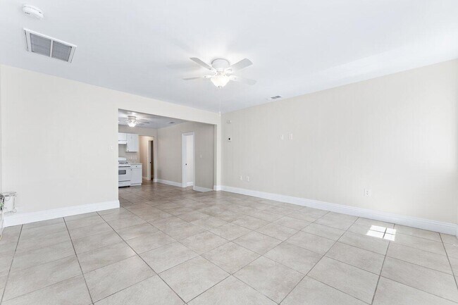Building Photo - 748 N Sabina St