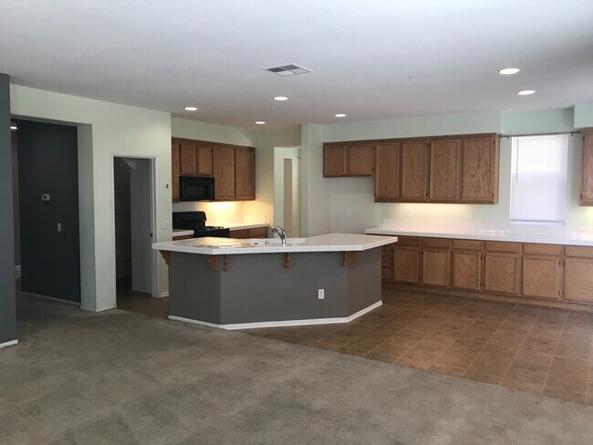Foto del edificio - Spacious 5 bedroom with 3 car garage for rent