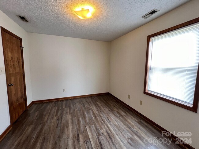 Foto del edificio - 129 Pine Meadow Ln