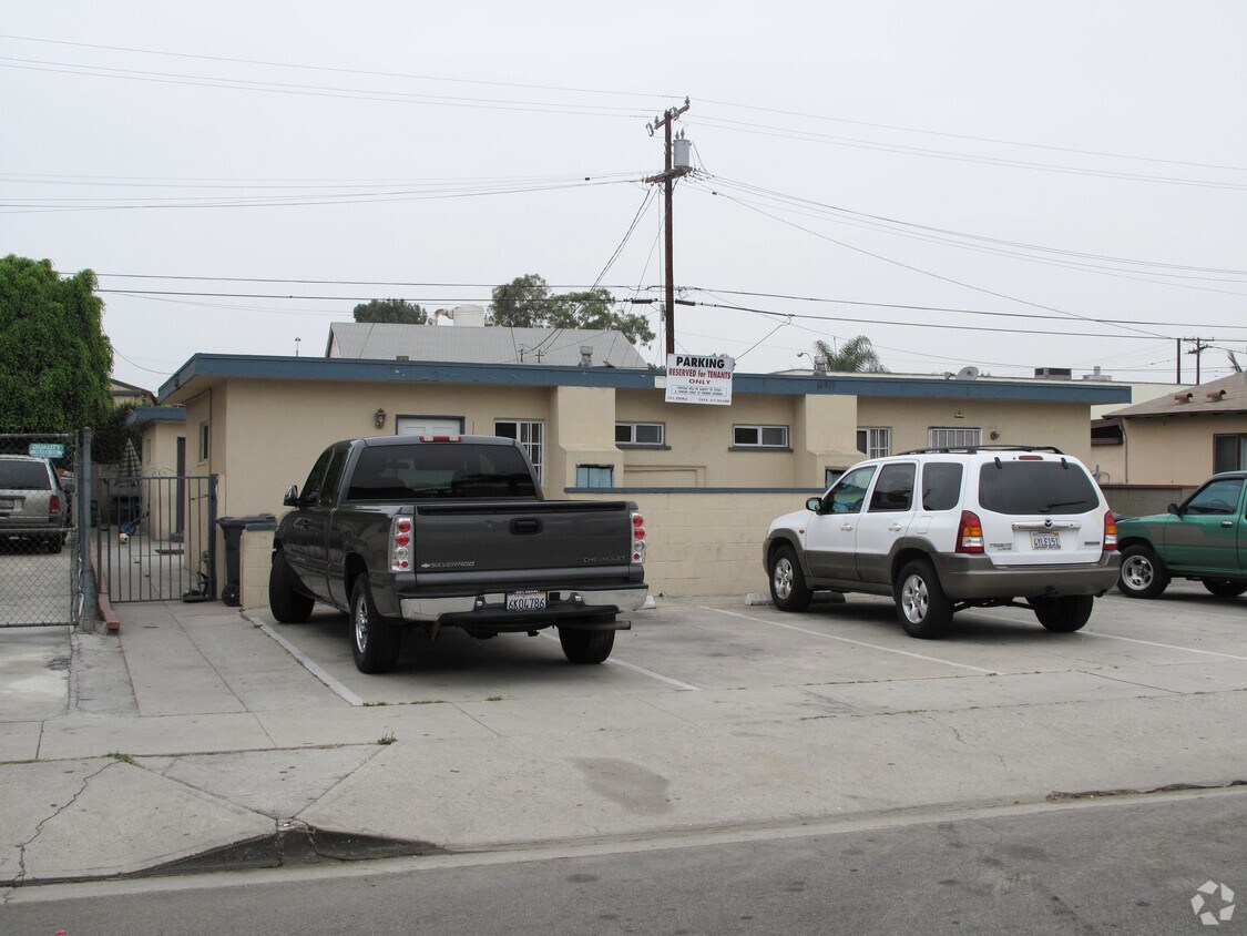 Primary Photo - 10919 Cassina Ave