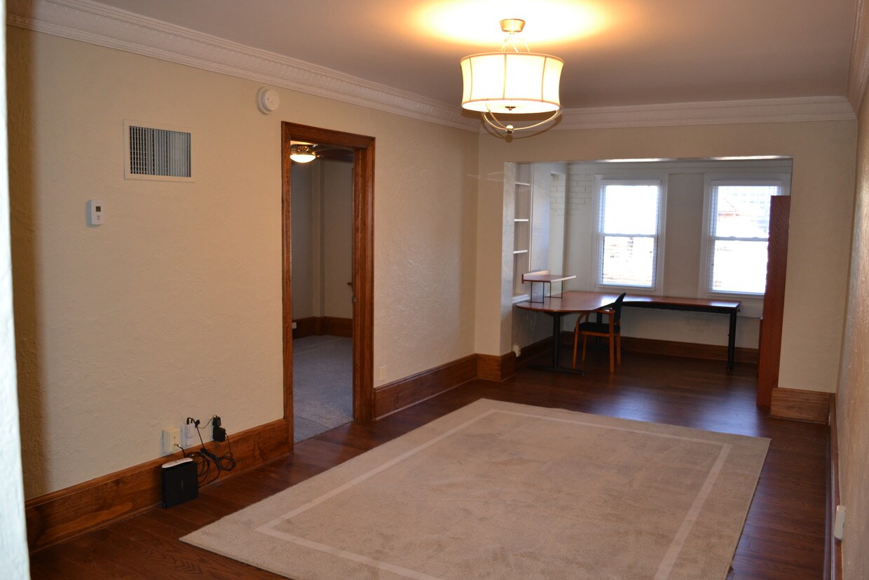 Large main room with sunroom\office area - 4804 Jefferson St