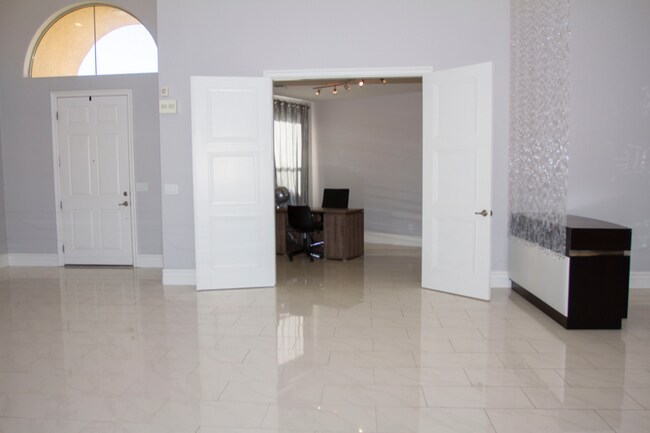 Foto del edificio - 7582 Corvina Ave
