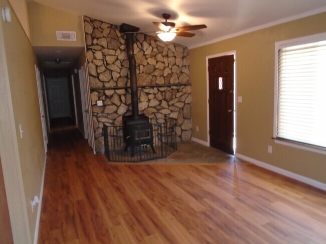 Foto del edificio - 3 BED 2 BATH HOUSE WITH FENCED BACKYARD IN SHASTA LAKE