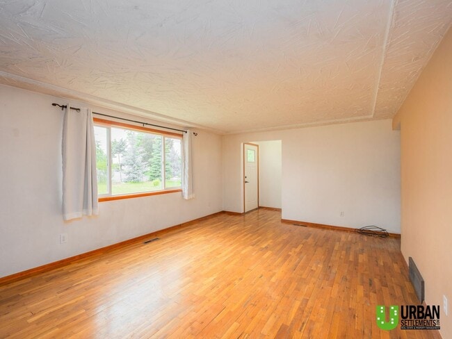 Foto del edificio - 3 Bedrooms | 1 Bathroom | 2,168 Sq. Ft. | Attached Garage | Large Yard