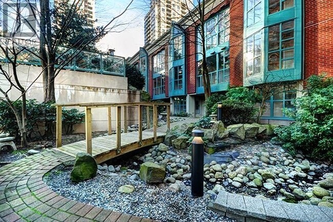 Building Photo - 939 Homer St