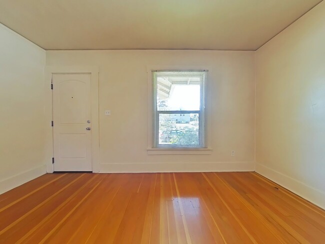 Foto del edificio - Duplex ~ Close to Campus ~ Small Pet Friendly