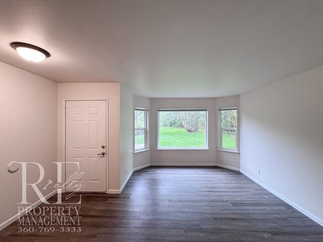 Foto del edificio - Bright Single-Story Duplex with Spacious Yard & Covered Porch