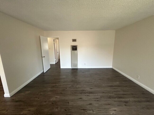 Building Photo - 325 N Glendora Ave