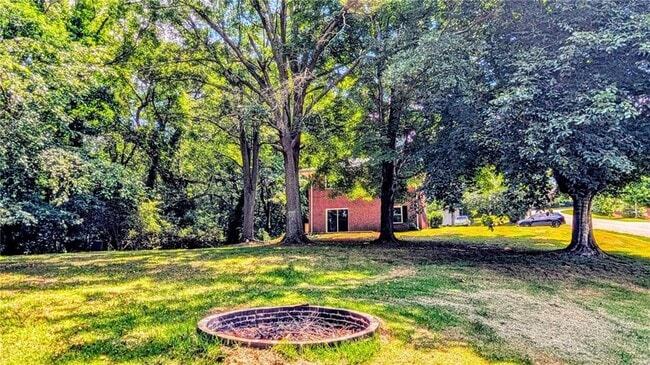 Foto del edificio - 3318 Hilltop Cir
