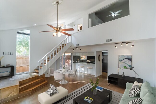 Building Photo - 1122 Hollow Creek Dr
