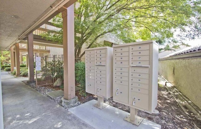 Building Photo - 1132 S Villa Way