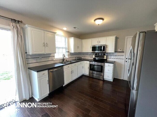 Building Photo - 4 Bed 2.5 Bath House with Great Yard