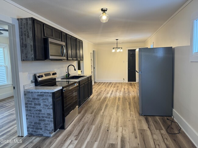 Foto del edificio - 12 1/2 E Clinton St