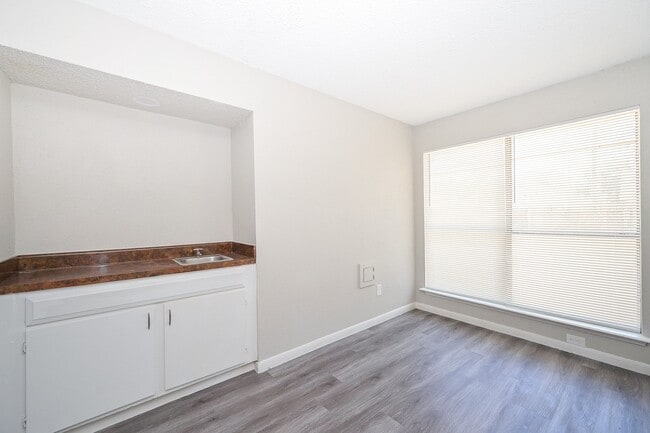 Foto del edificio - 6731 Inwood W Dr