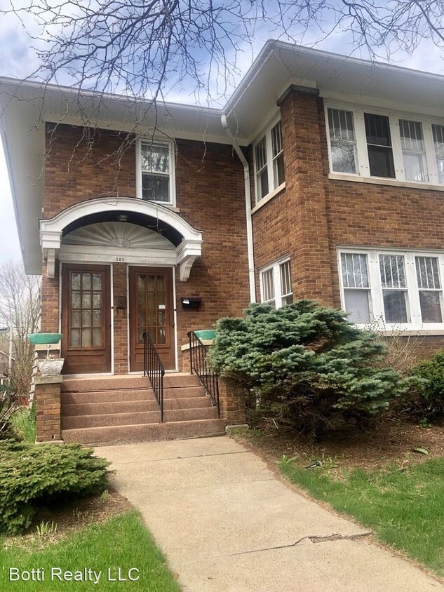 Primary Photo - 301 S Chicago Ave