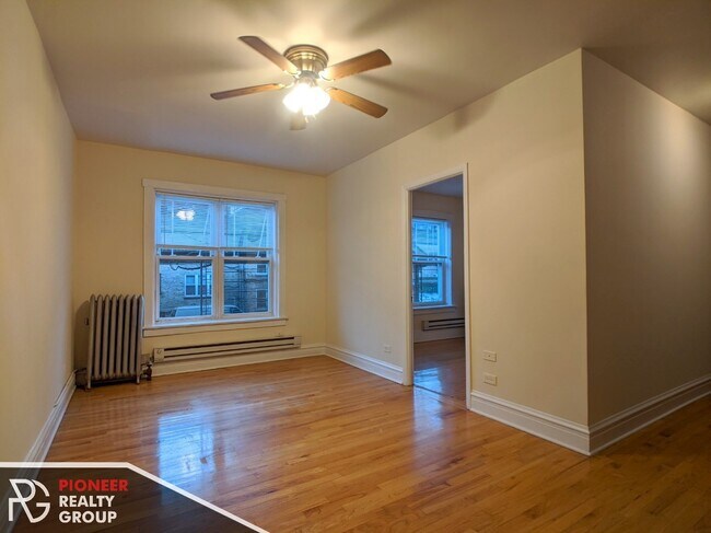 Building Photo - 949 W Cornelia Ave