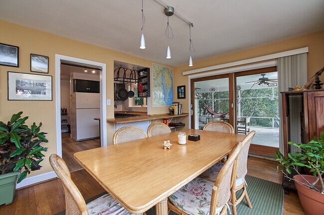 Foto del edificio - 6129 Beachway Dr