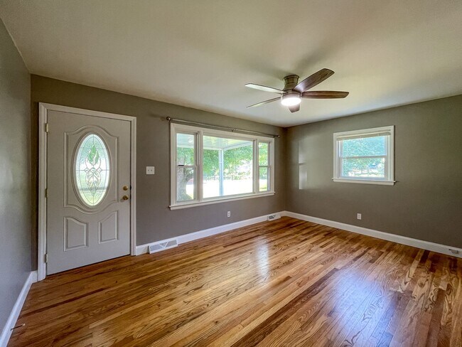 Building Photo - 3-Bedroom with Garage in South Asheville