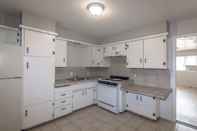 Building Photo - Cute 2 bed 1 bath Duplex Available