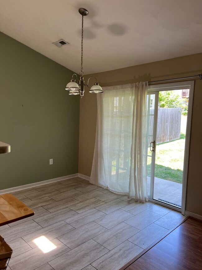 Foto del edificio - Charming 3-Bedroom Ranch in Quiet NW Roano...